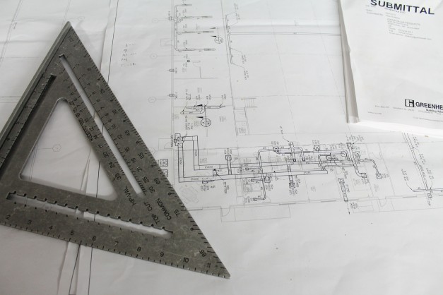 plan d'architecte avec une équerre