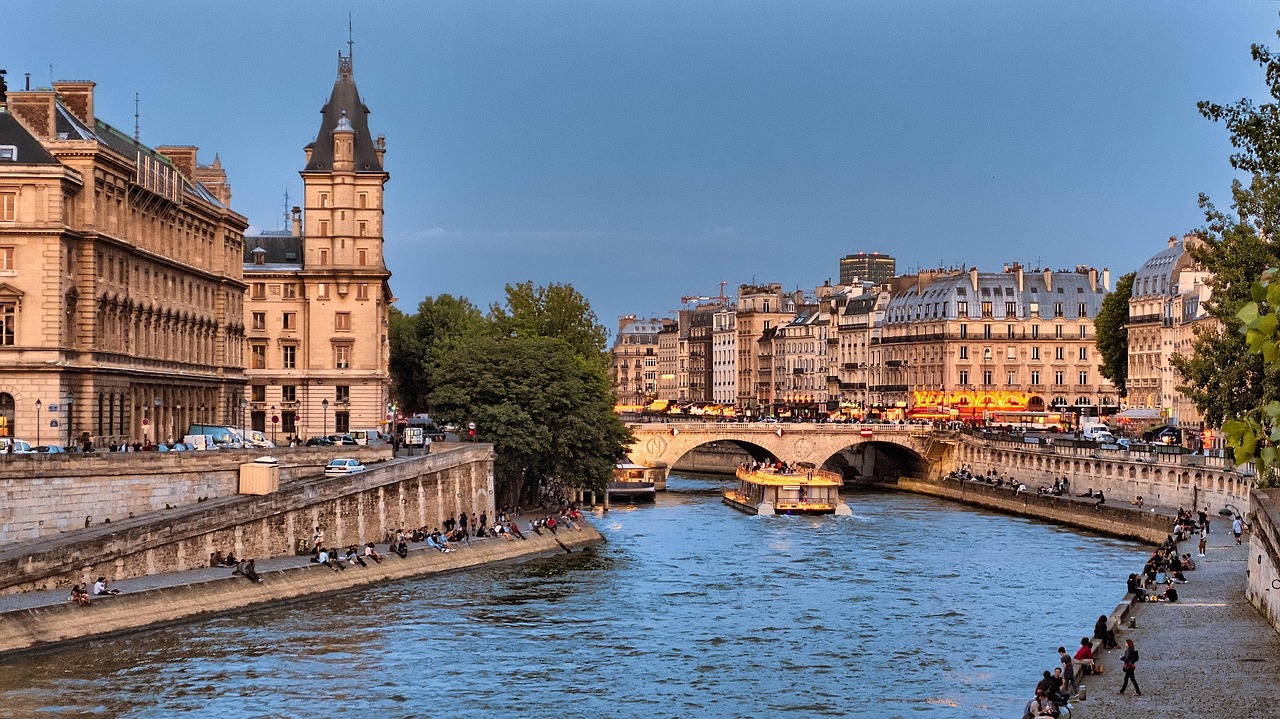 péniche sur la seine