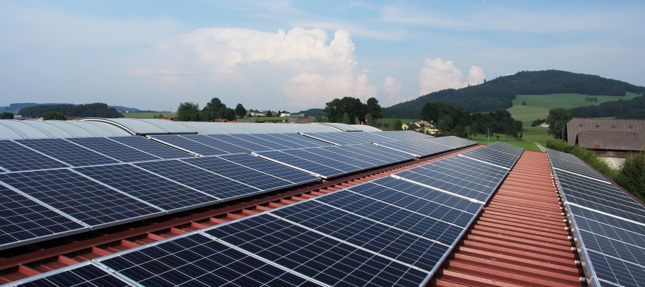 panneaux solaires devant une colline