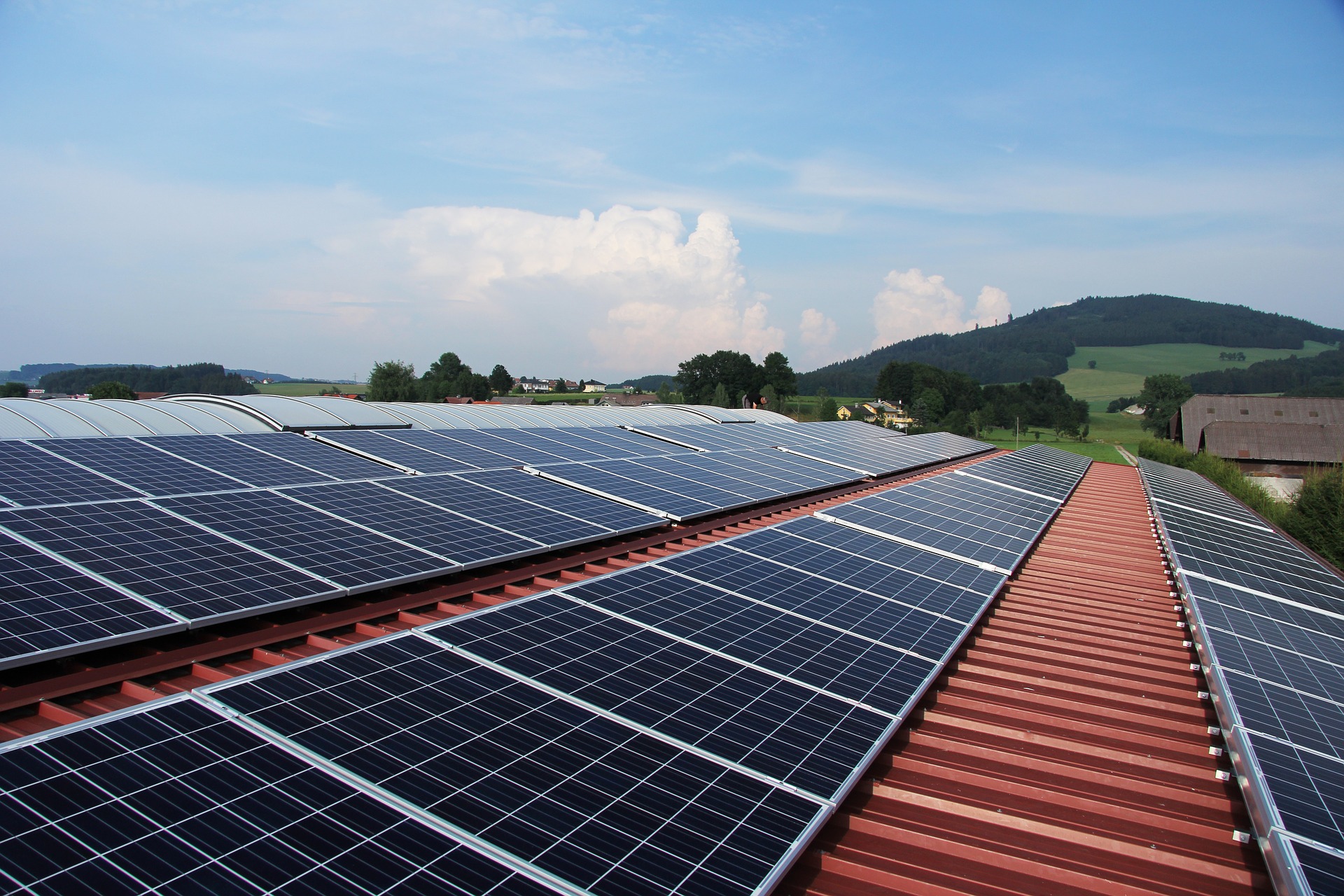 panneaux solaires devant une colline